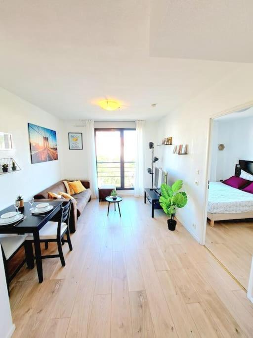 Le Valmy: Appartement Lumineux Au Pied Du Metro Lyon Exterior photo